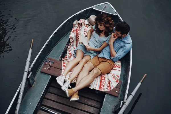 Bela Jovem Mulher Ler Livro Enquanto Deitado Barco Com Namorado — Fotografia de Stock