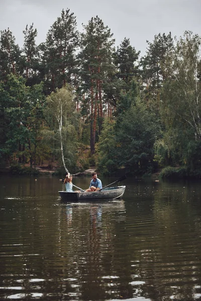 Pár Těší Romantické Rande Při Veslování Lodi Jezeře Lese — Stock fotografie