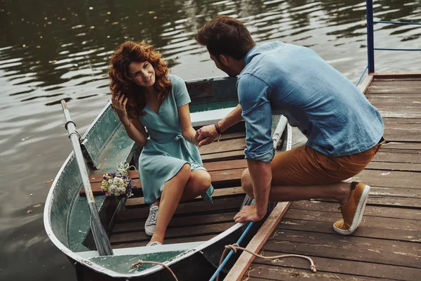 Cuplu Pregătesc Vâslească Barca Timp Bucură Întâlnire Aer Liber Lac — Fotografie, imagine de stoc