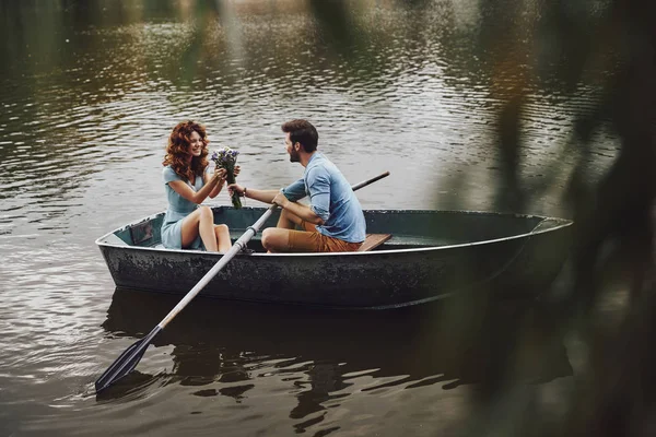 Schöner Junger Mann Gibt Blumenstrauß Schöne Freundin Während Romantisches Date — Stockfoto