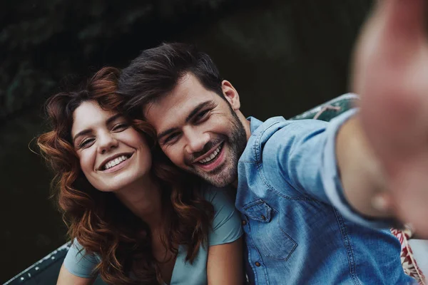 Autoportrait Beau Jeune Couple Regardant Caméra Tout Étant Assis Dans — Photo