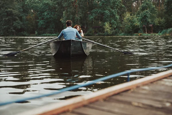 Casal Barco Desfrutando Data Romântica Lago Floresta Com Árvores — Fotografia de Stock