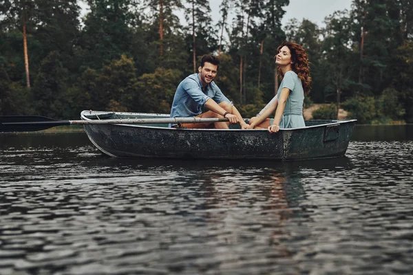 Schönes Glückliches Paar Genießt Romantisches Date Und Lächelt Beim Rudern — Stockfoto
