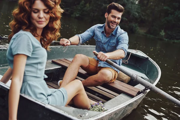 Mooie Paar Genieten Van Romantische Datum Terwijl Roeien Een Boot — Stockfoto