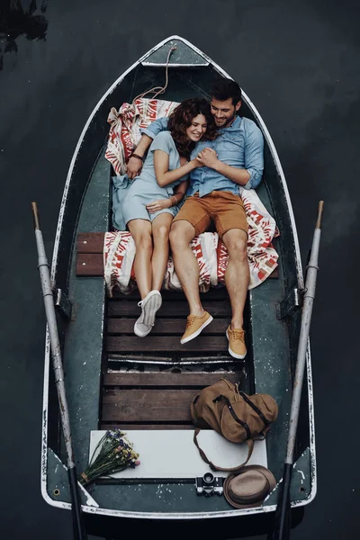 Top View Beautiful Young Couple Embracing Smiling While Lying Boat — стоковое фото