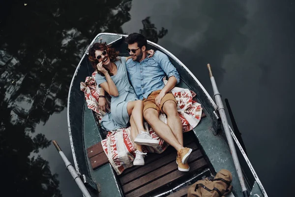 Top View Beautiful Young Couple Embracing Smiling While Lying Boat — стоковое фото