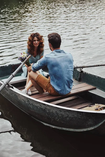 Belo Jovem Casal Desfrutando Encontro Romântico Enquanto Remo Barco — Fotografia de Stock