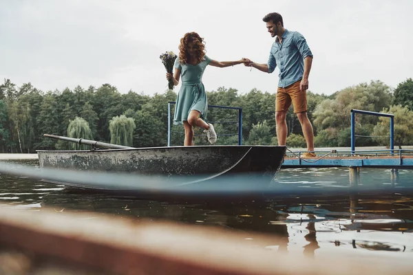 Feliz Casal Amoroso Preparando Para Remar Barco Enquanto Desfruta Data — Fotografia de Stock