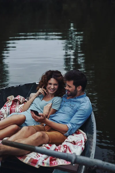 Beautiful Young Couple Listening Music Mobile Phone While Sitting Boat — Stock Photo, Image