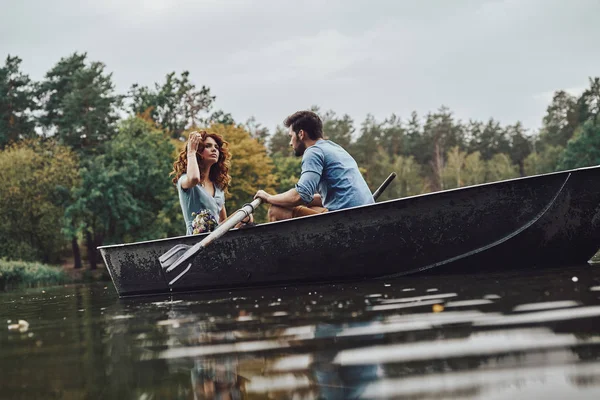 Beautiful Couple Enjoying Romantic Date While Rowing Boat — Stock Photo, Image