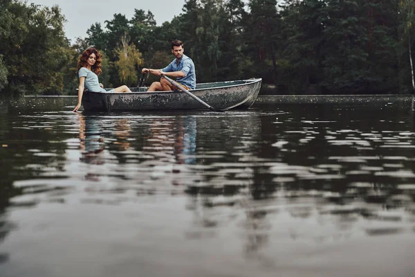 Young Couple Enjoying Romantic Date While Rowing Boat River — Stock Photo, Image