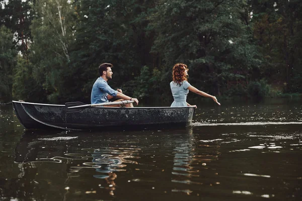 Nehirde Bir Tekne Kürek Ise Romantik Tarih Zevk Çift — Stok fotoğraf