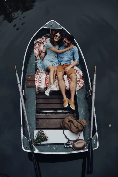 Top View Beautiful Young Couple Embracing Smiling While Lying Boat — стоковое фото