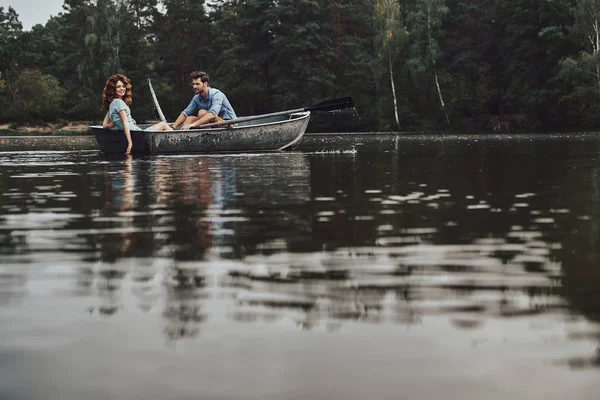 愉快的夫妇享受浪漫日期在湖在小船 — 图库照片