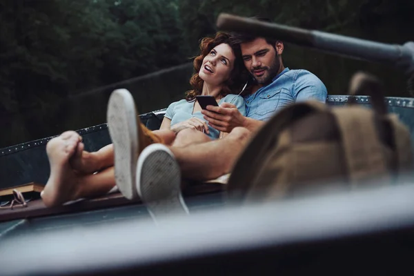 Couple Relaxant Écoutant Musique Dans Téléphone Portable Assis Bateau Extérieur — Photo