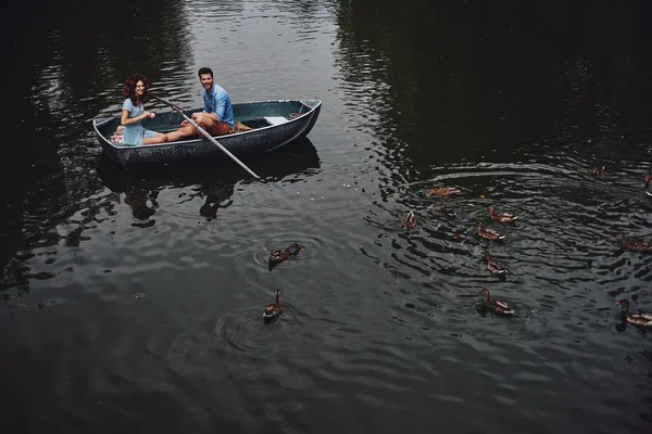 美しいカップル湖でロマンチックなデートを楽しみながらアヒルを供給 — ストック写真