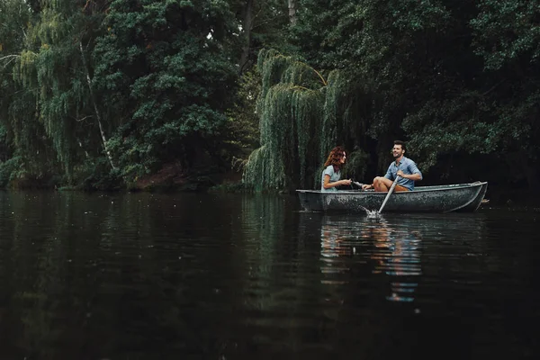 Belo Casal Sorrindo Enquanto Desfruta Data Romântica Lago Floresta Com — Fotografia de Stock