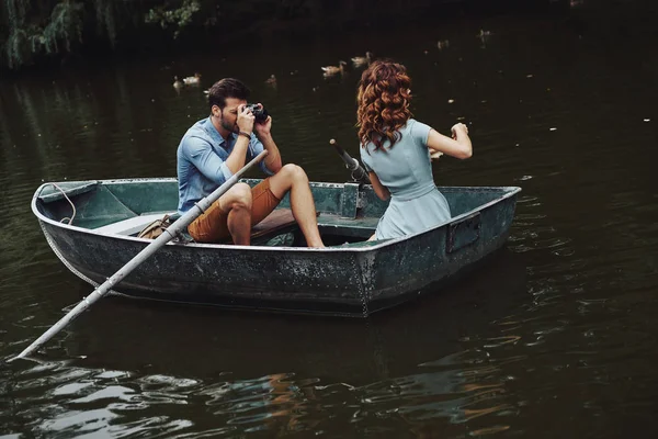 Młody Człowiek Fotografowania Jego Piękna Dziewczyna Podziwiając Romantyczną Randkę Jezioro — Zdjęcie stockowe