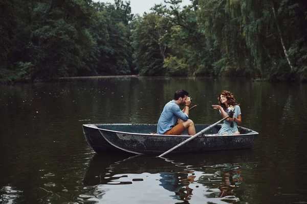 Człowiek Aparatem Fotografować Jego Piękna Dziewczyna Podziwiając Romantyczną Randkę Jeziora — Zdjęcie stockowe