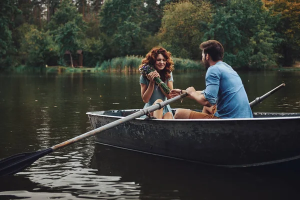 Bela Jovem Segurando Buquê Flores Enquanto Desfruta Data Romântica Lago — Fotografia de Stock