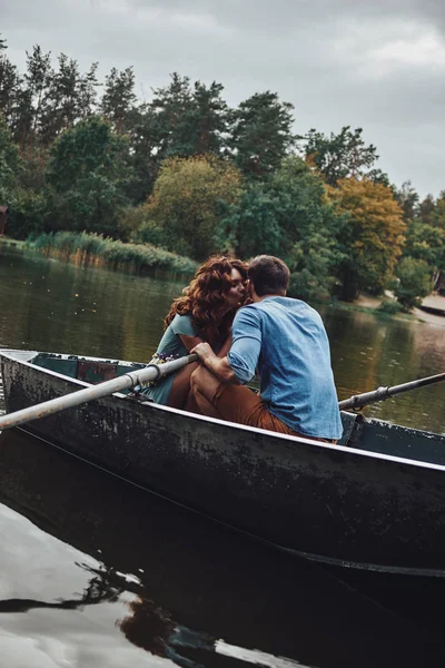 Красивая Молодая Пара Целуется Наслаждаясь Романтическим Свиданием Озере — стоковое фото