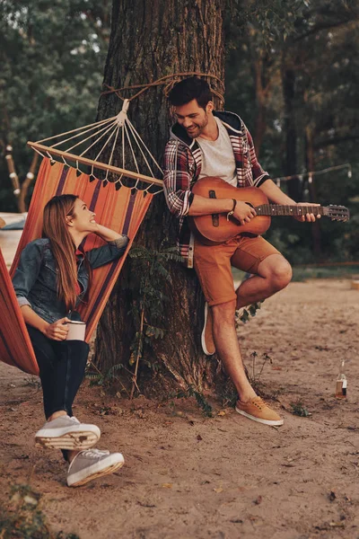 Guapo Joven Tocando Guitarra Para Hermosa Novia Aire Libre Bosque —  Fotos de Stock