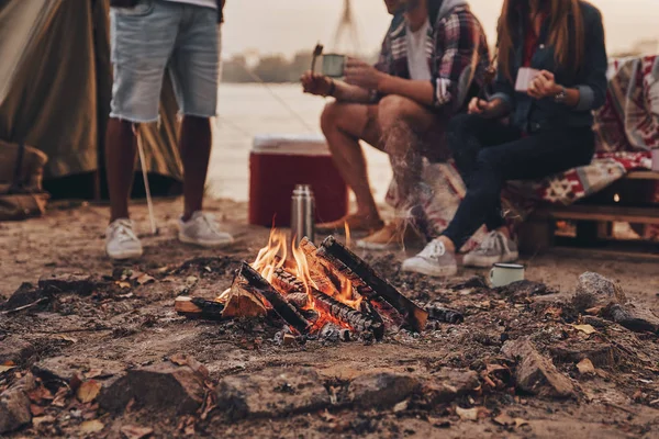 Image Recadrée Amis Assis Parlant Feu Camp Tout Reposant Près — Photo