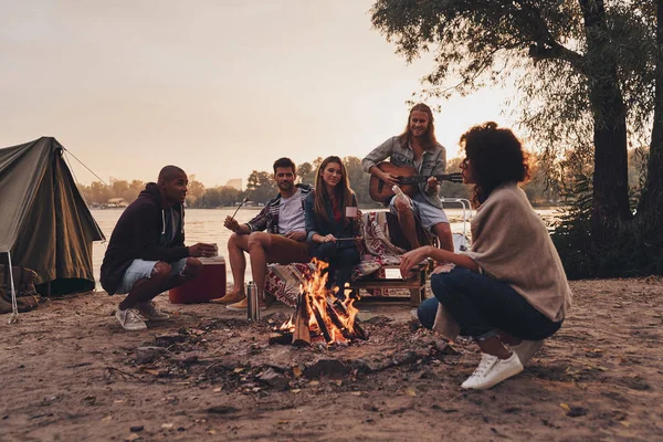 Amici Abbigliamento Casual Sorridente Mentre Gode Festa Spiaggia Vicino Falò — Foto Stock