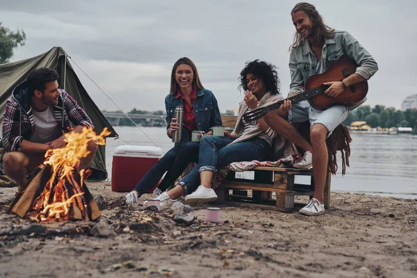 Young People Casual Wear Enjoying Camping Lake Sunset Man Playing — Stock Photo, Image