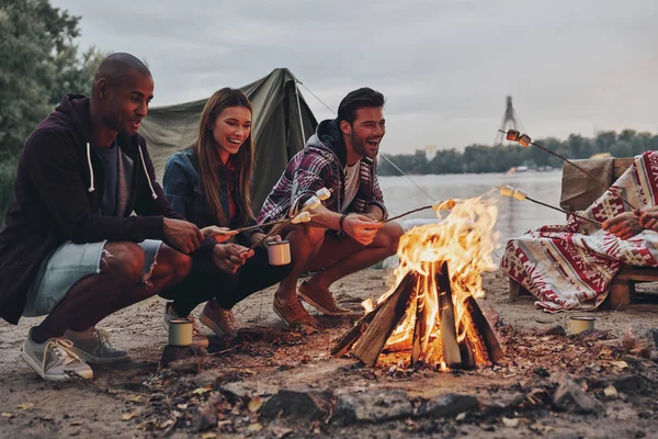 Groep Van Gelukkige Mensen Vrijetijdskleding Marshmallows Roosteren Boven Kampvuur Tijdens — Stockfoto