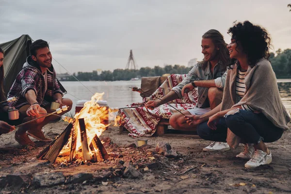 Happy Friends Roasting Marshmallows Campfire While Resting Lake — Stock Photo, Image