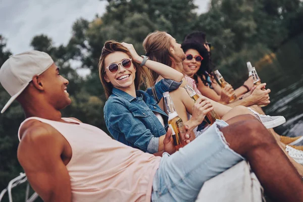 Pessoas Felizes Elegantes Casual Desgaste Sorrindo Segurando Garrafas Cerveja Enquanto — Fotografia de Stock