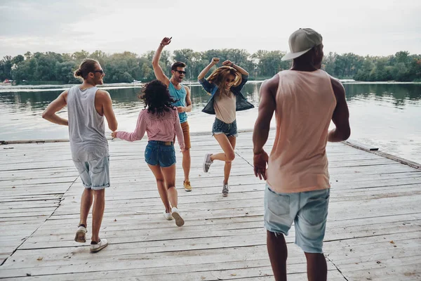 Totalement Heureux Amis Tenue Décontractée Souriant Gestuel Tout Profitant Fête — Photo