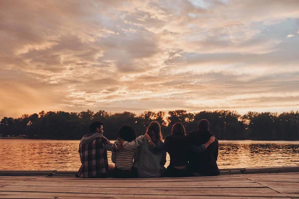 Back View Young People Embracing While Sitting Pier Sunset Sky — Stock Photo, Image