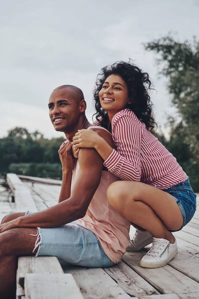 Sonriendo Feliz Pareja Amor Abrazando Sentado Muelle Lago — Foto de Stock