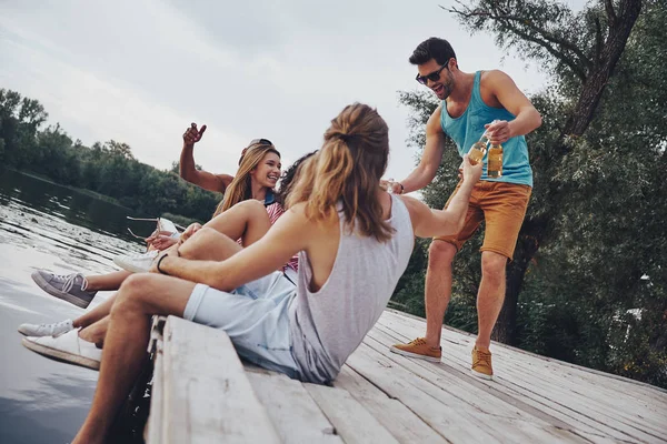 Glückliche Junge Leute Freizeitkleidung Lächeln Und Halten Bierflaschen Der Hand — Stockfoto