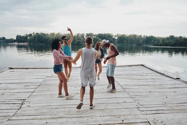 Full Längd Unga Människor Att Kul Trä Piren Vid Floden — Stockfoto