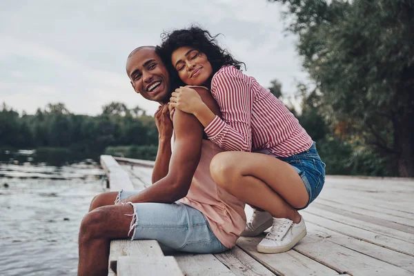 Coppia Romantica Innamorata Che Abbraccia Siede Sul Molo Lago — Foto Stock