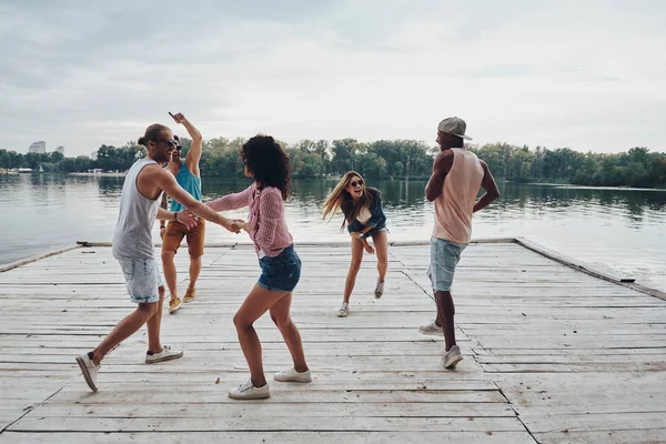 Verspielte Freunde Genießen Strandparty Auf Holzsteg See — Stockfoto