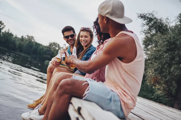 Beste Freunde Sitzen Auf Holzsteg See Und Halten Bierflaschen Der — Stockfoto
