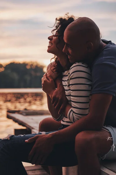 Pareja Amor Abrazando Sentado Muelle Lago —  Fotos de Stock