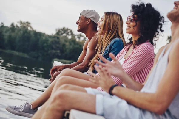 Best Friends Sitting Wooden Pier Lake — Stock Photo, Image