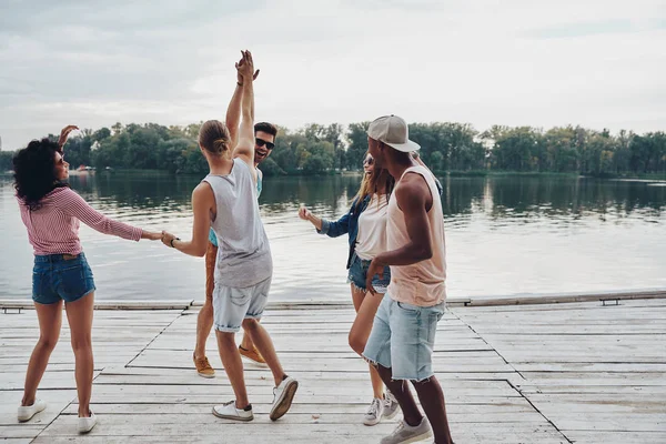 Longitud Completa Amigos Juguetones Disfrutando Fiesta Playa Muelle Madera Lago — Foto de Stock