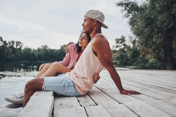 Romantic Couple Love Embracing Sitting Pier Lake — Stock Photo, Image