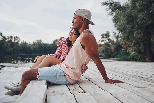 Pareja Romántica Amor Abrazando Sentado Muelle Lago —  Fotos de Stock