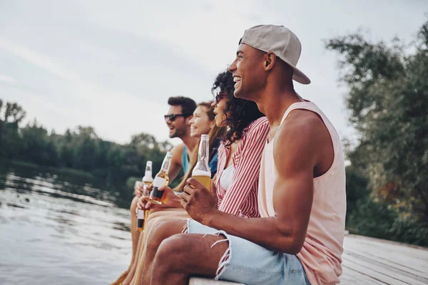 Best Friends Sitting Wooden Pier Lake Holding Beer Bottles — Stock Photo, Image