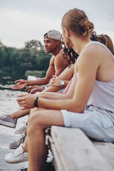 Best Friends Sitting Wooden Pier Lake — Stock Photo, Image