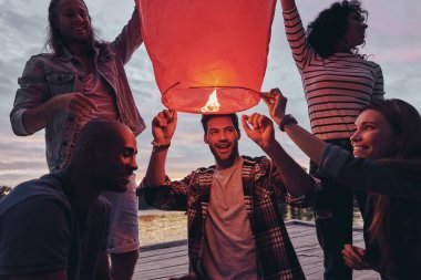 En yakın arkadaşlarım kırmızı kalp gökyüzü fener balon günbatımı gökyüzüne holding