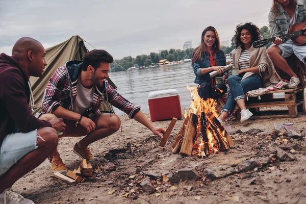 Ungdomar Fritidskläder Njuter Camping Nära Sjön Vid Solnedgången Man Spelar — Stockfoto