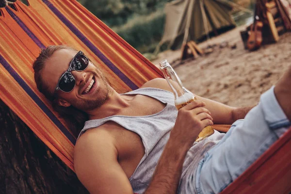 Bonito Elegante Caucasiano Homem Óculos Sol Com Garrafa Cerveja Deitado — Fotografia de Stock